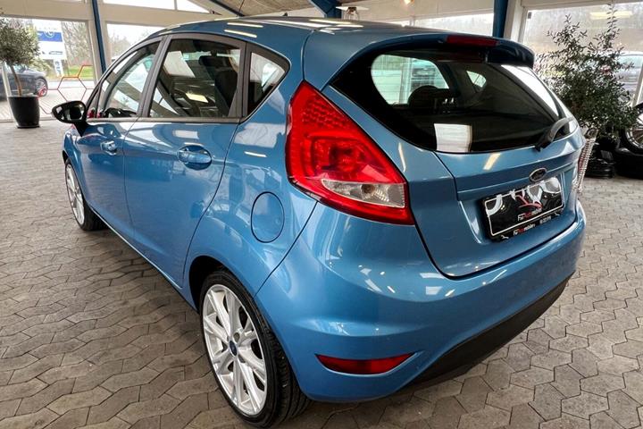 Blå Ford Fiesta fra 2010