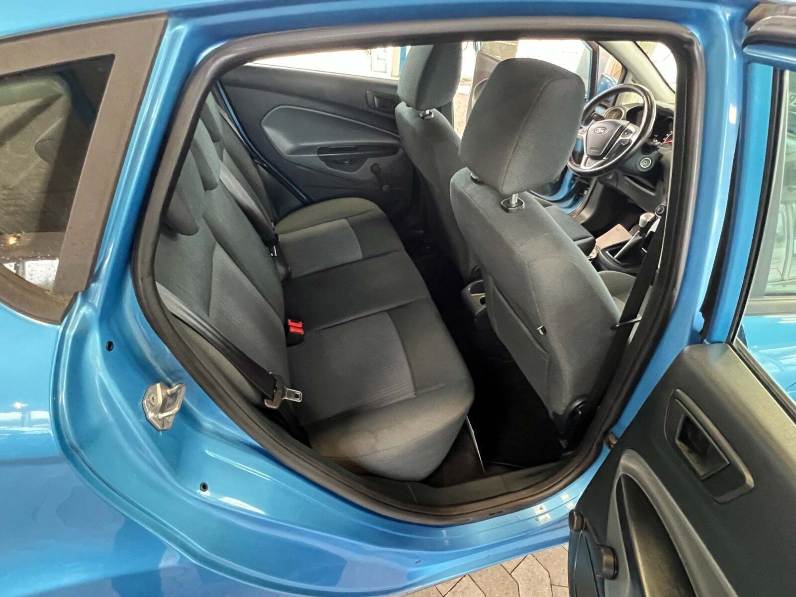 Blå Ford Fiesta fra 2010