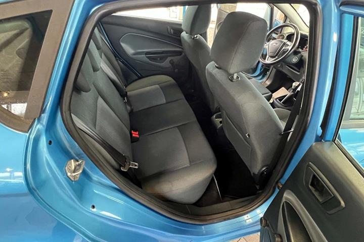 Blå Ford Fiesta fra 2010