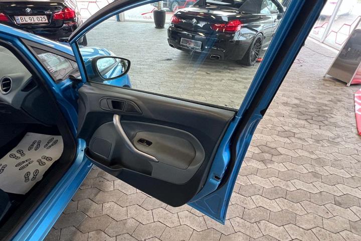 Blå Ford Fiesta fra 2010