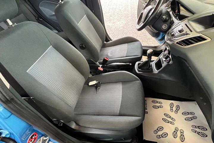 Blå Ford Fiesta fra 2010