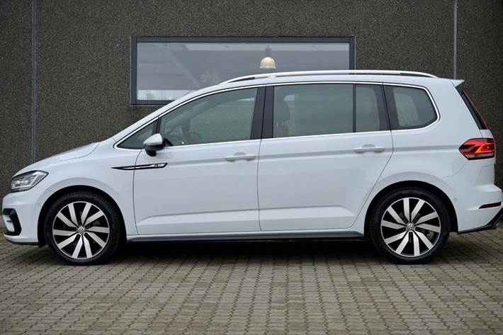 Hvid VW Touran fra 2016