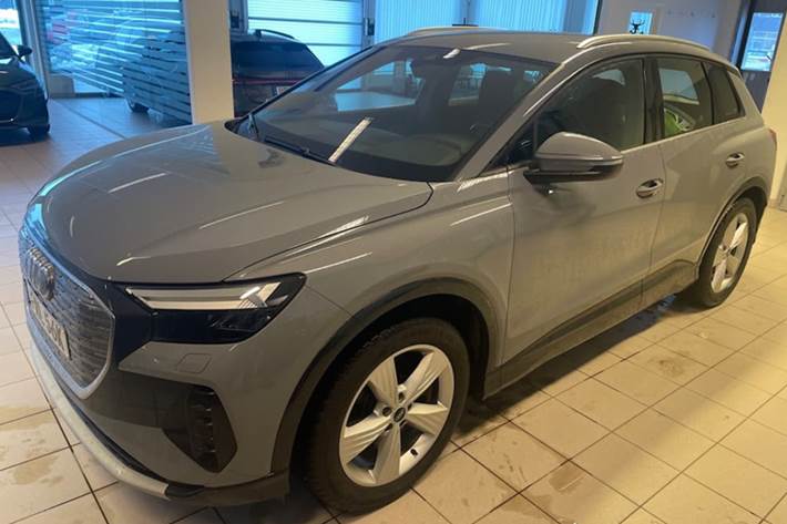 Grå Audi Q4 e-tron fra 2023