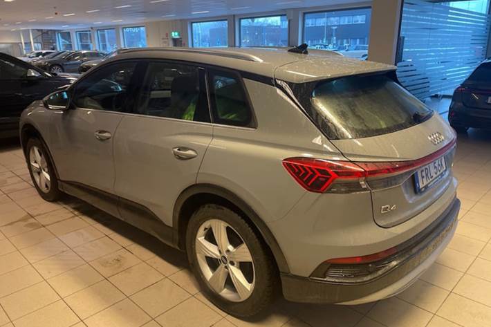 Grå Audi Q4 e-tron fra 2023