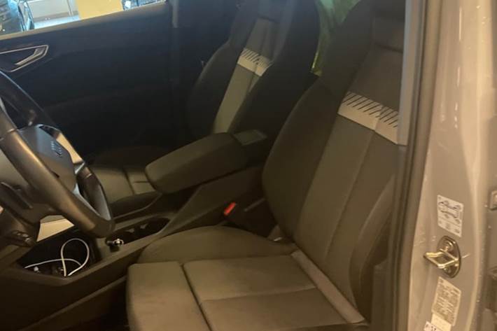 Grå Audi Q4 e-tron fra 2023