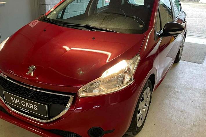 Gul Peugeot 208 fra 2012