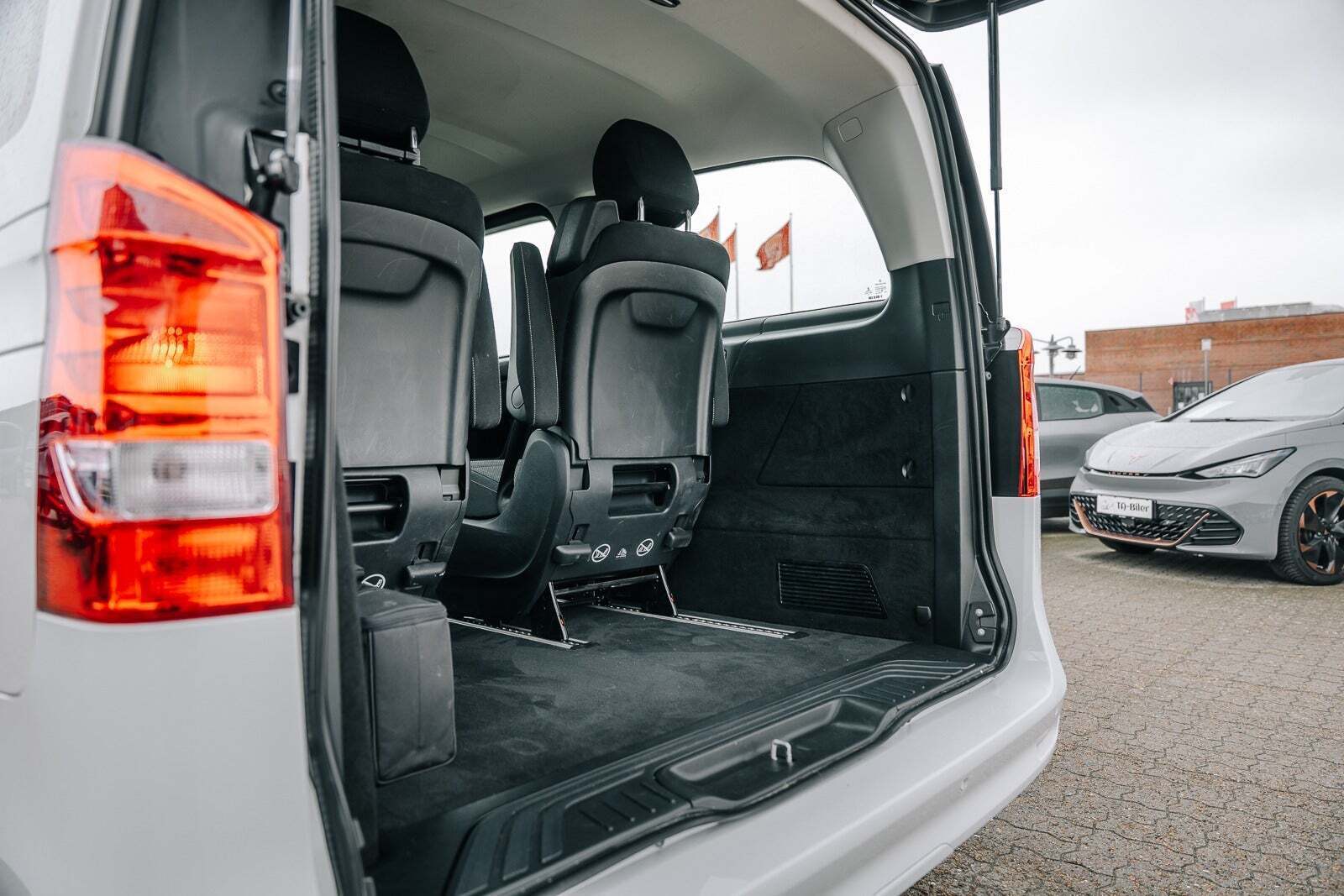 Hvid Mercedes EQV300 fra 2023