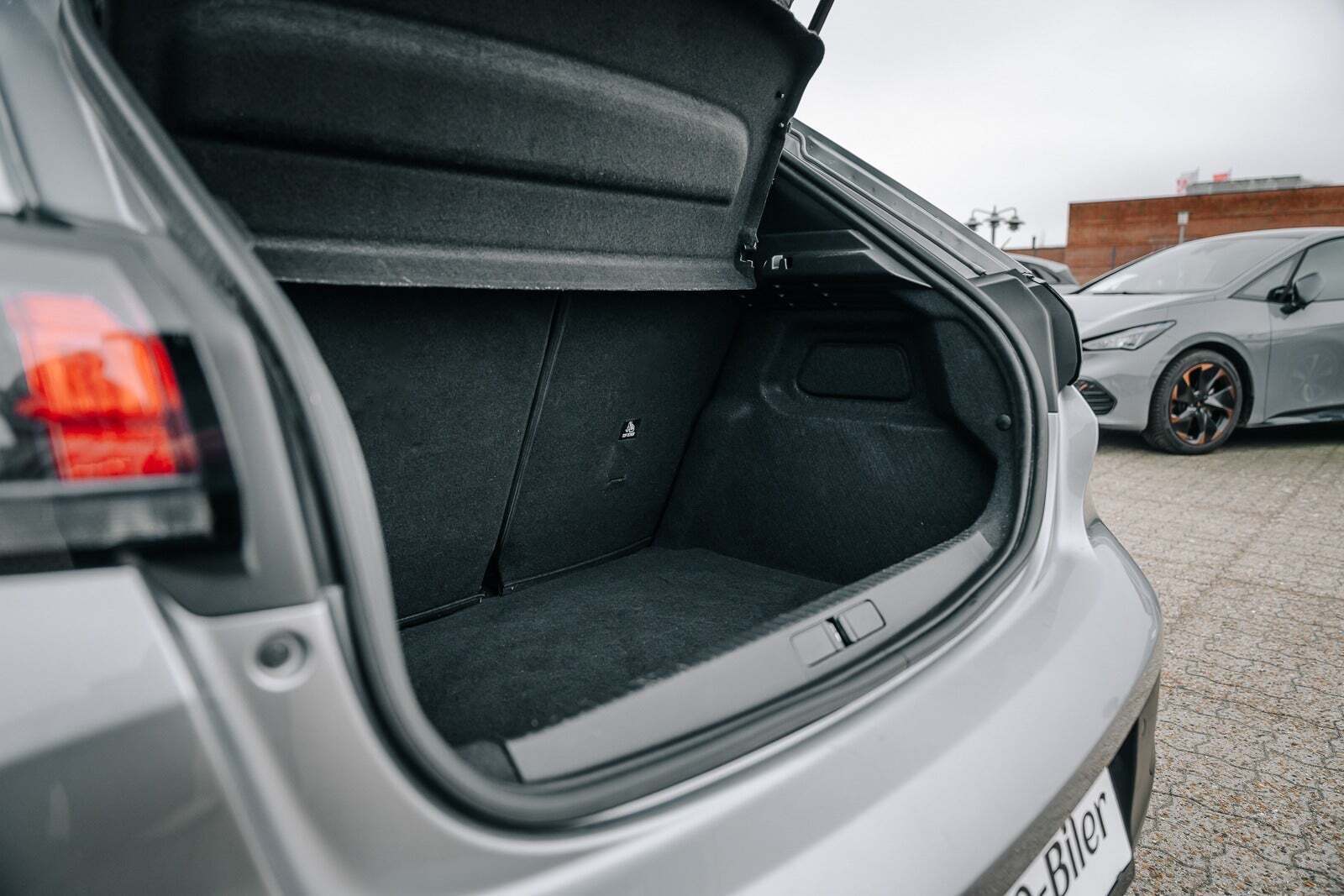 Sølv Peugeot e-208 fra 2022