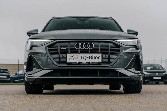 Grå Audi e-tron fra 2022