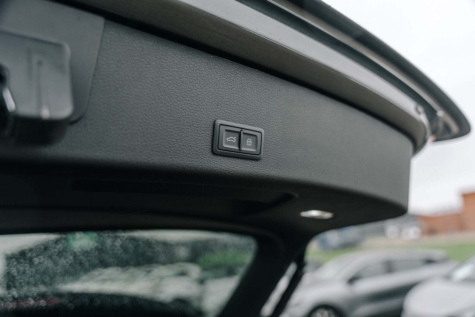 Grå Audi e-tron fra 2022