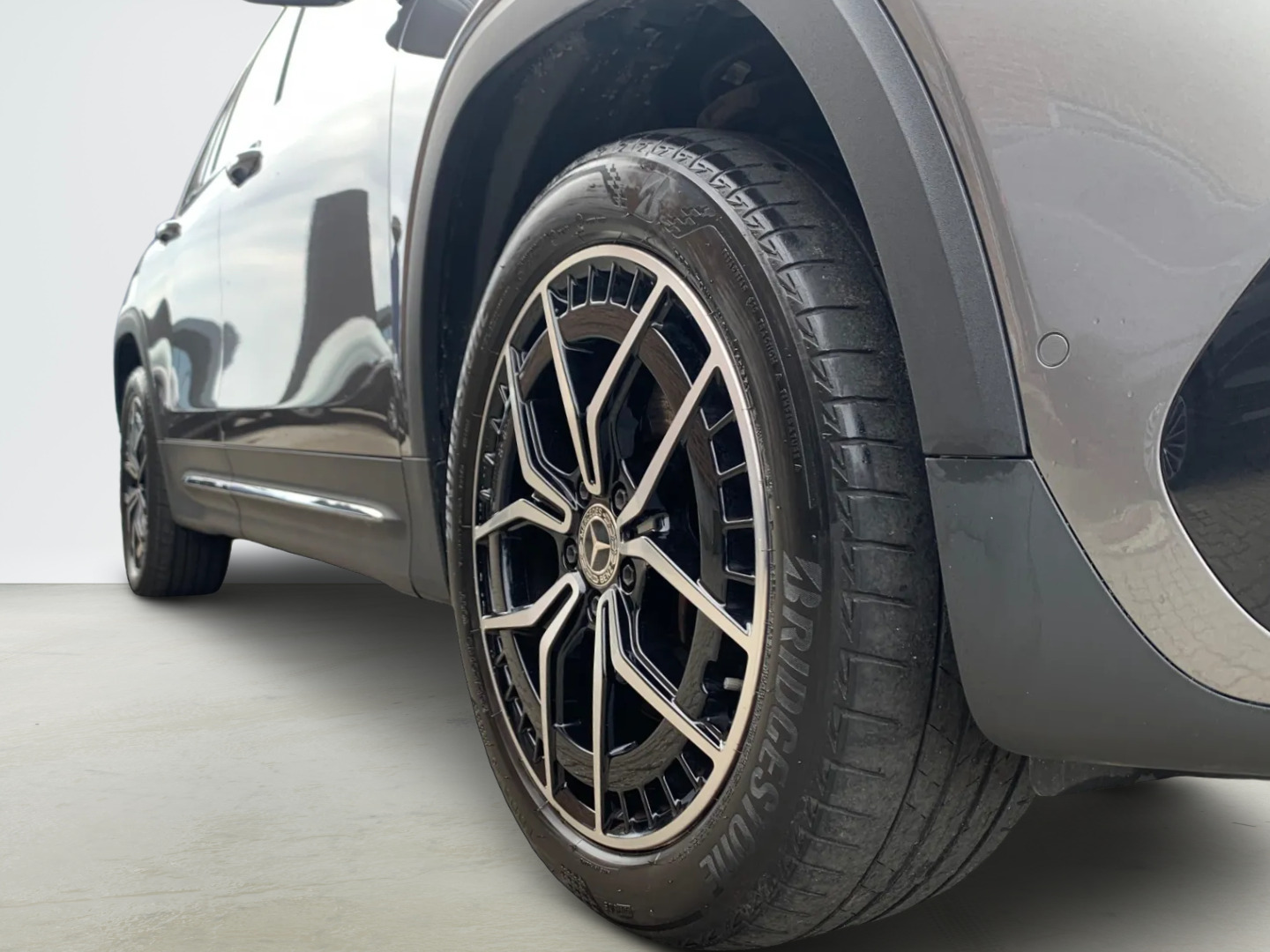 Grå Mercedes EQB250 fra 2023