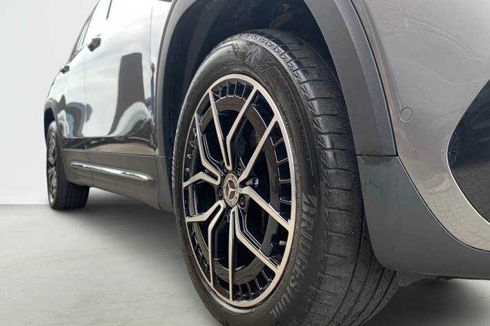 Grå Mercedes EQB250 fra 2023