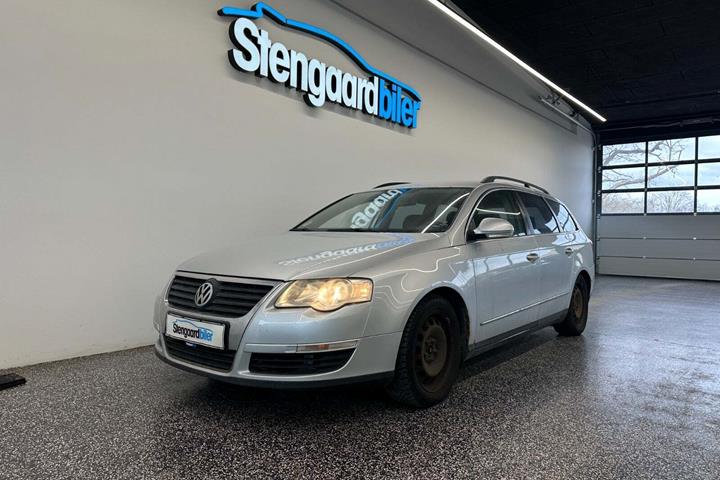 Sølv VW Passat fra 2005 set udefra