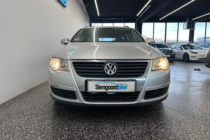 Sølv VW Passat fra 2005