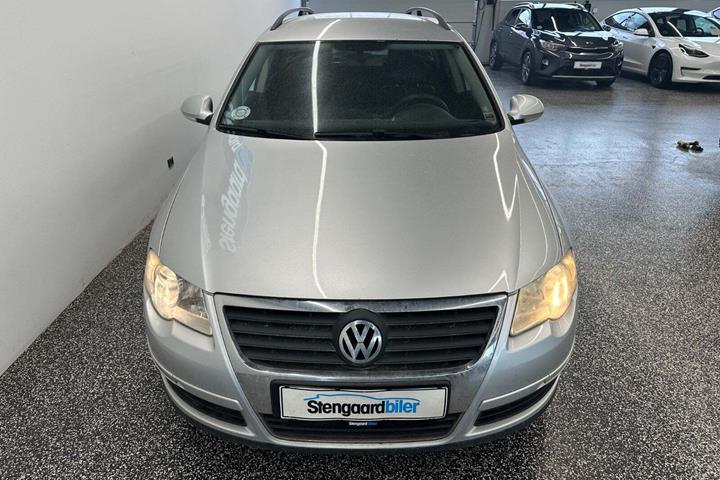 Sølv VW Passat fra 2005