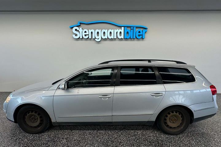 Sølv VW Passat fra 2005