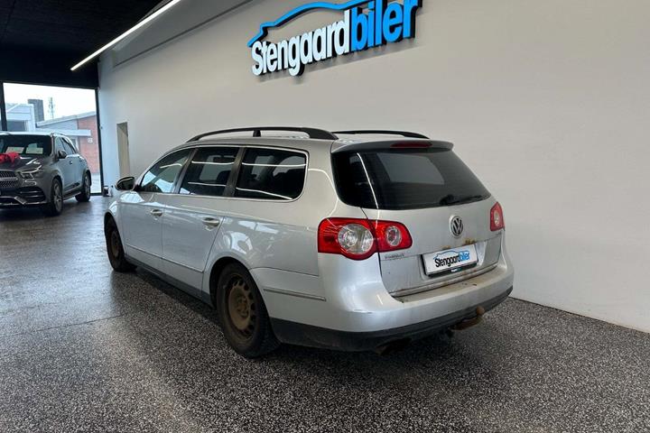 Sølv VW Passat fra 2005