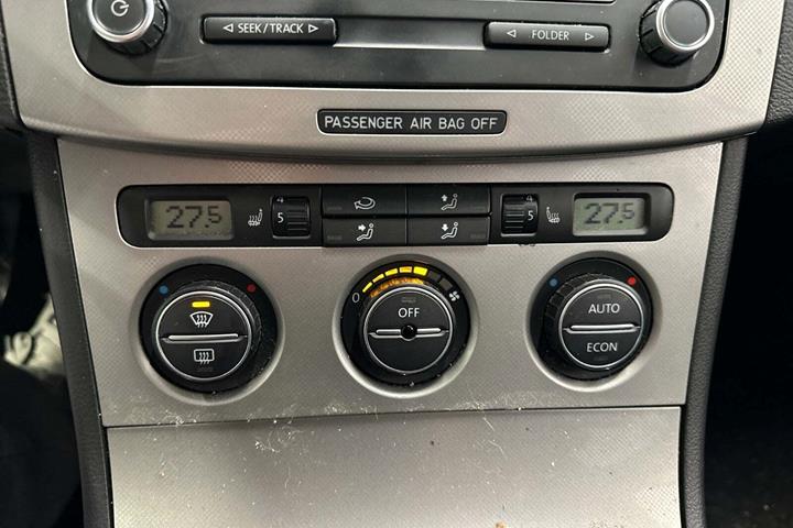 Sølv VW Passat fra 2005