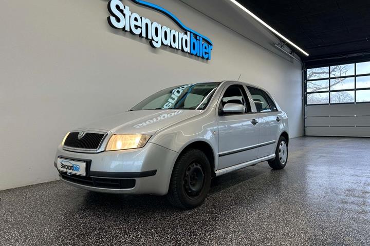 Sølv Skoda Fabia fra 2004 set udefra