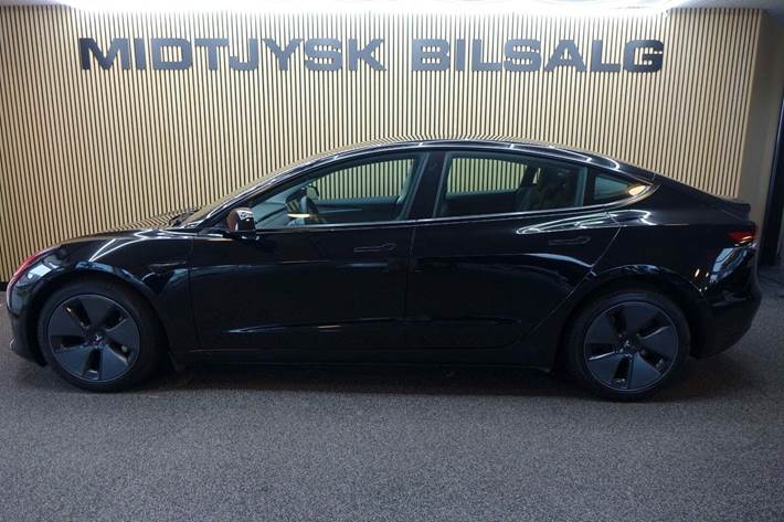 Sort Tesla Model 3 fra 2021