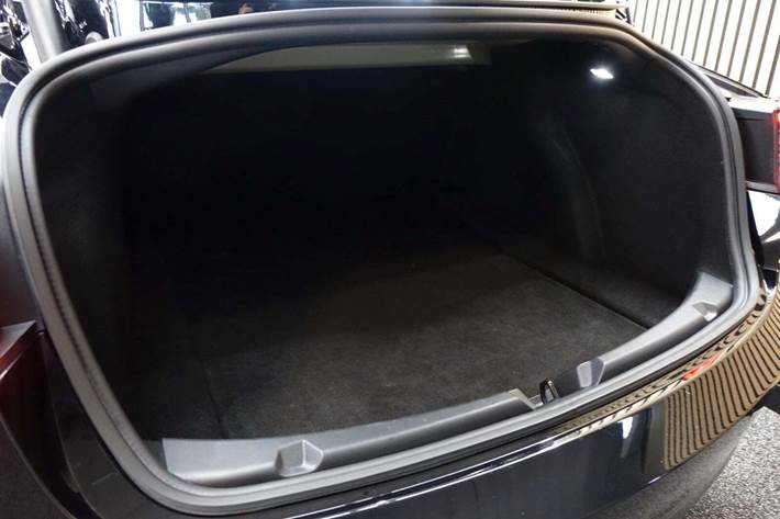 Sort Tesla Model 3 fra 2021