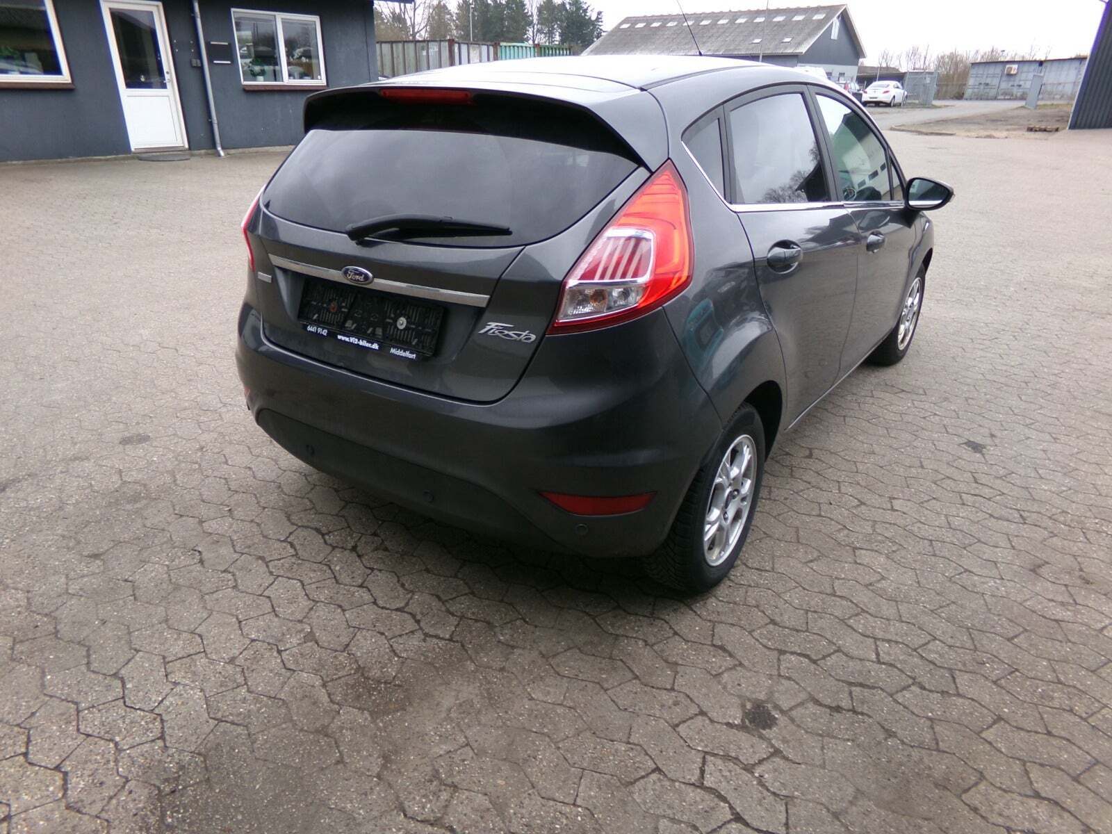 Grå Ford Fiesta fra 2016