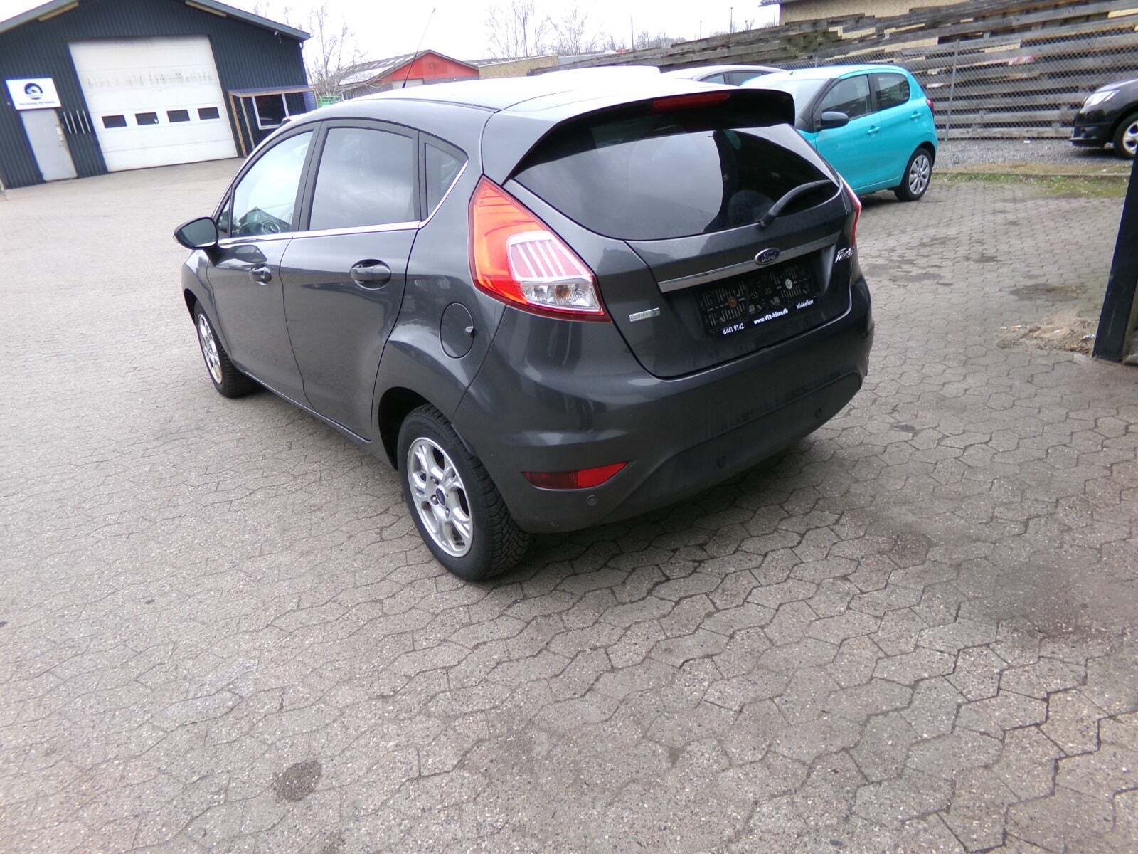 Grå Ford Fiesta fra 2016