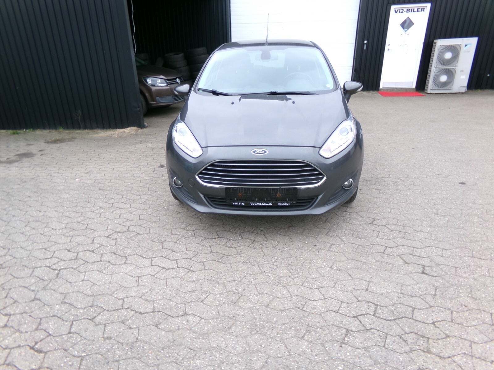 Grå Ford Fiesta fra 2016
