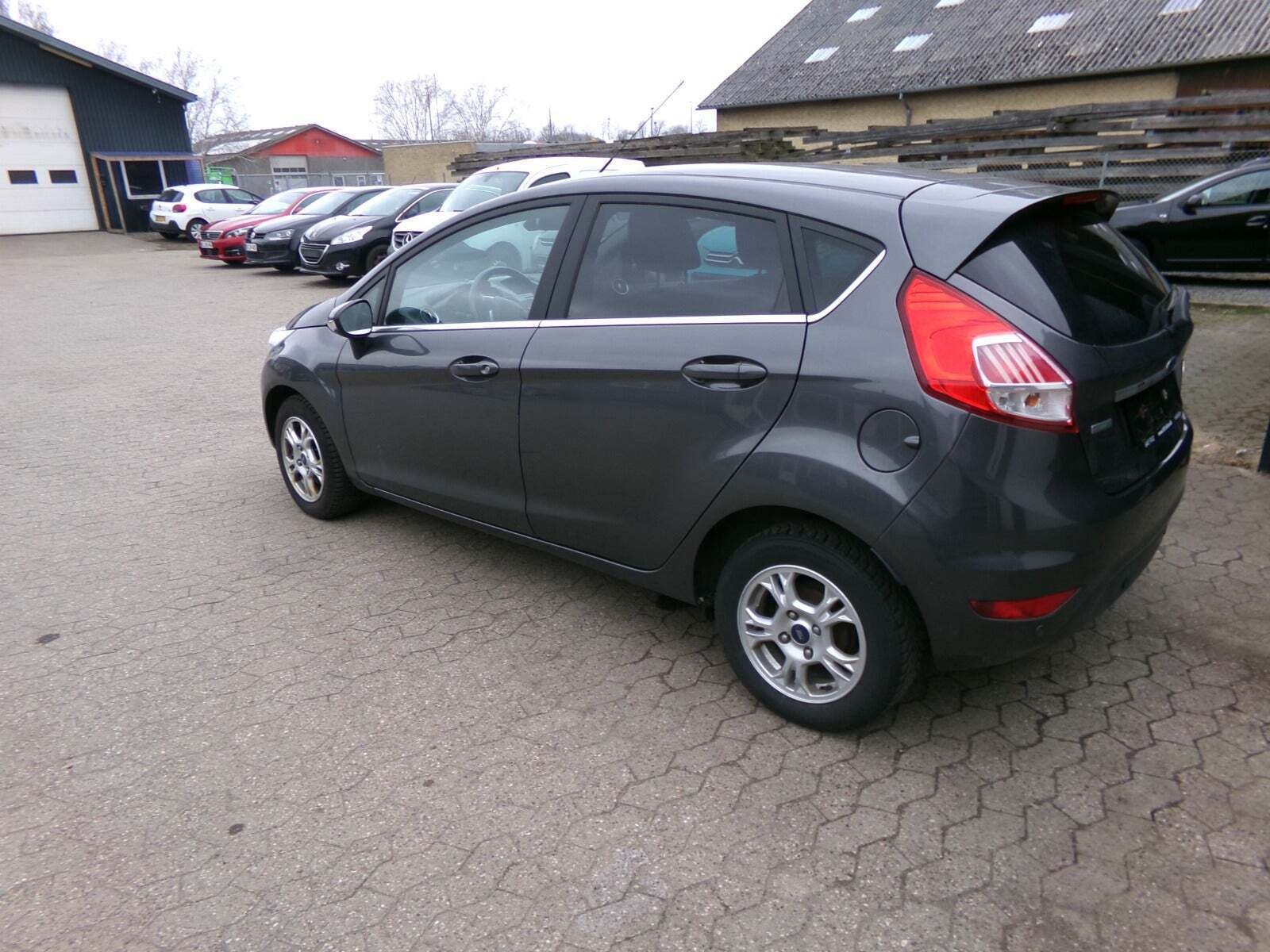 Grå Ford Fiesta fra 2016