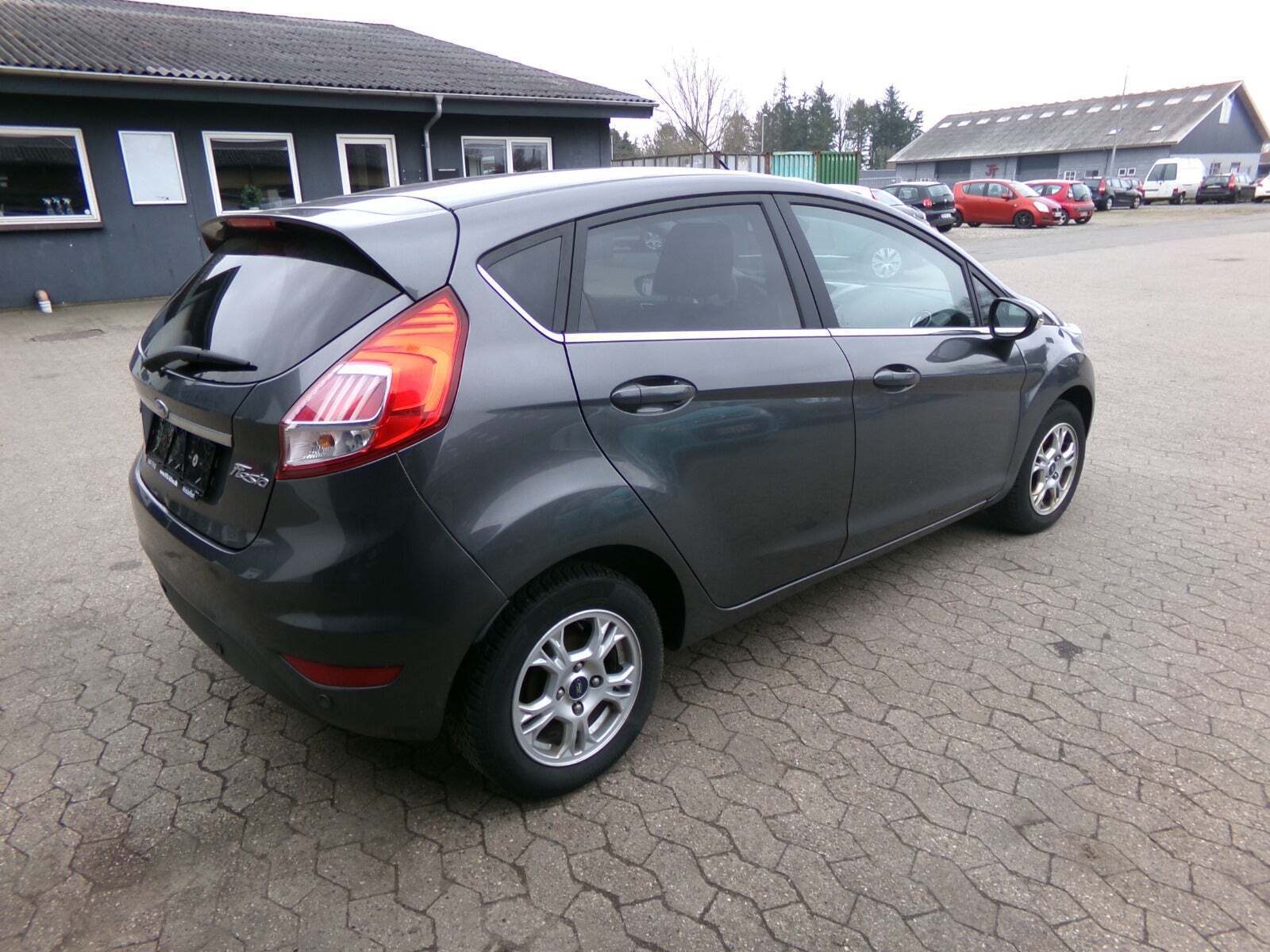 Grå Ford Fiesta fra 2016