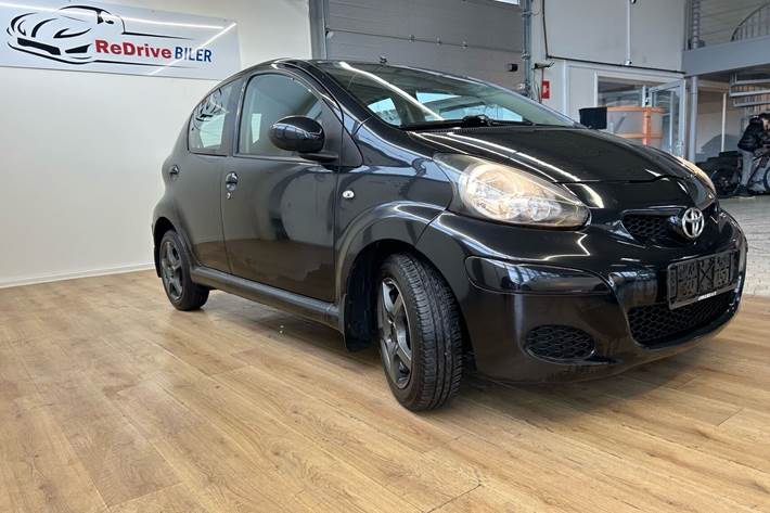 Sort Toyota Aygo fra 2012