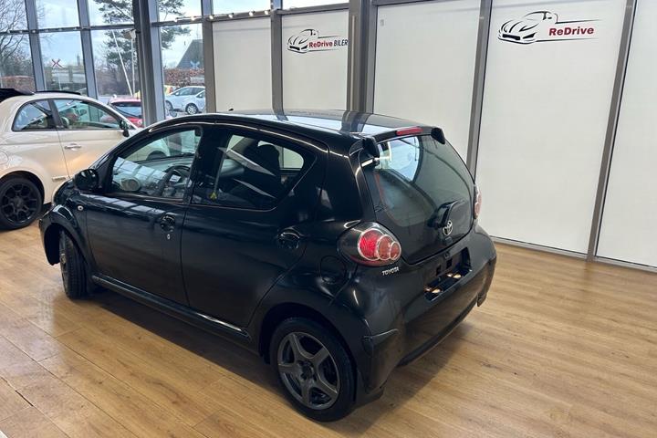 Sort Toyota Aygo fra 2012