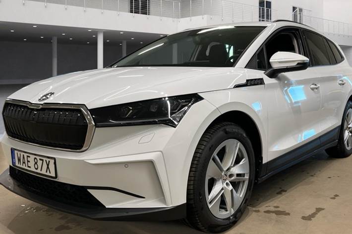 Hvid Skoda Enyaq fra 2023