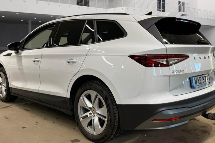 Hvid Skoda Enyaq fra 2023