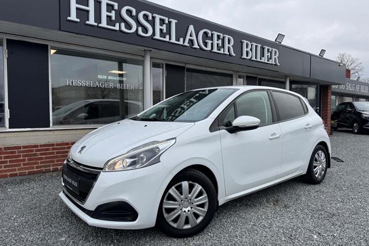 Hvid Peugeot 208 fra 2017 set udefra