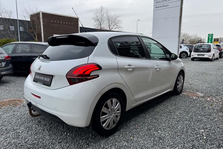 Hvid Peugeot 208 fra 2017