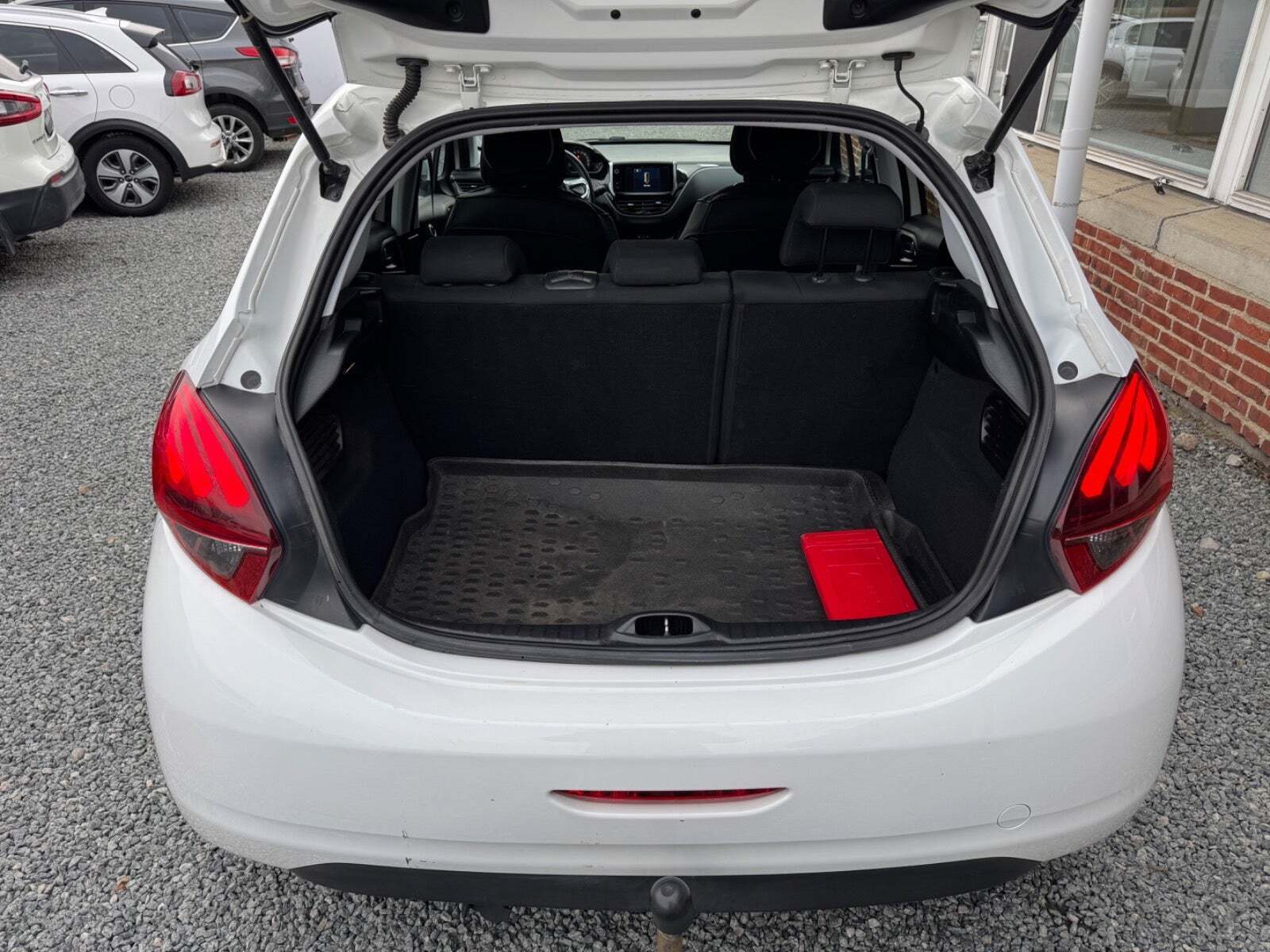 Hvid Peugeot 208 fra 2017