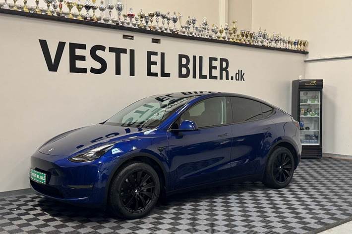 Blå Tesla Model Y fra 2024