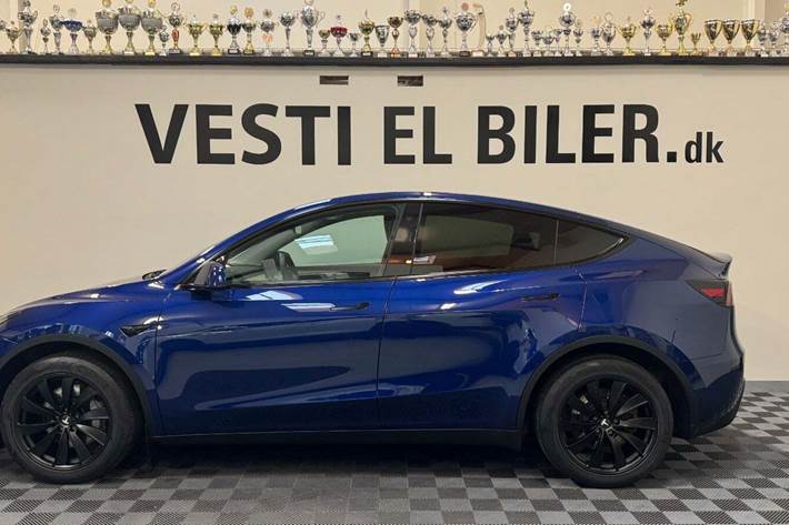 Blå Tesla Model Y fra 2024
