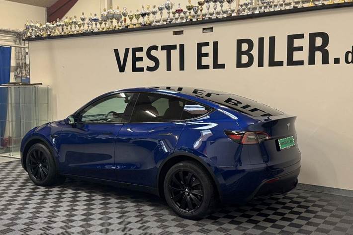Blå Tesla Model Y fra 2024