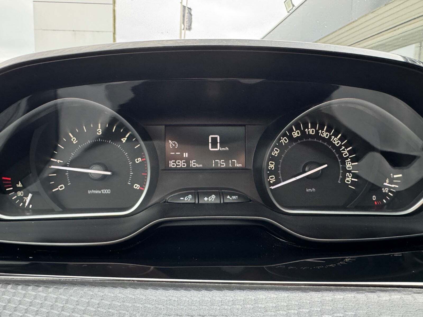 Blå Peugeot 208 fra 2018