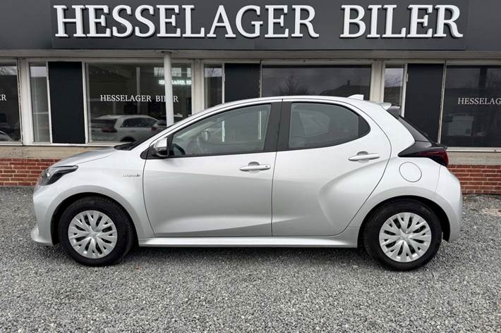 Sølv Toyota Yaris fra 2021