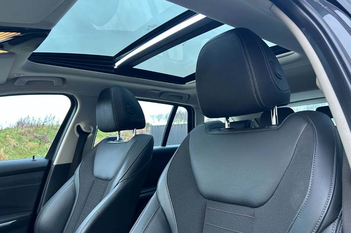 Sort BMW 330e fra 2021