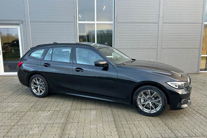 Sort BMW 330e fra 2021