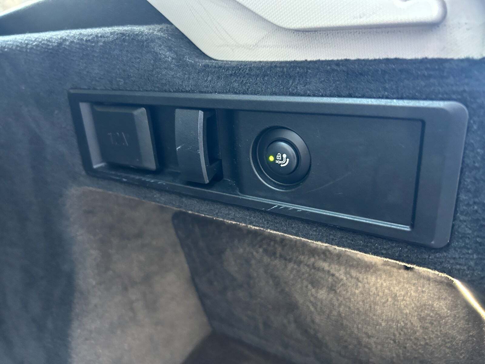 Sort BMW 330e fra 2021