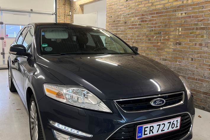 Grå Ford Mondeo fra 2011