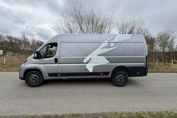 Sølv Peugeot e-Boxer 435 fra 2024
