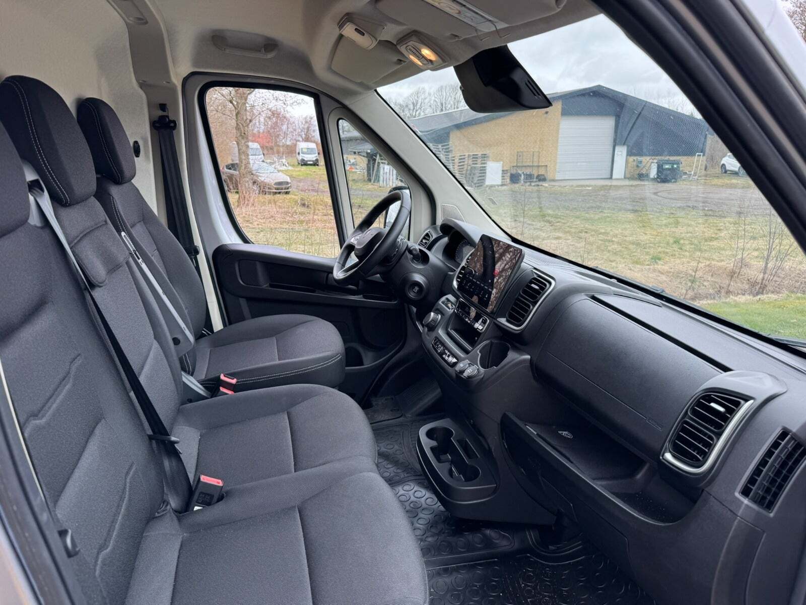 Sølv Peugeot e-Boxer 435 fra 2024