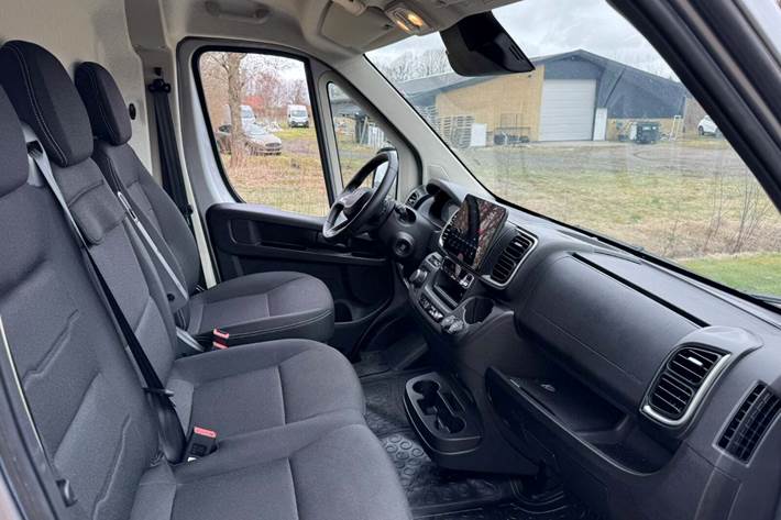 Sølv Peugeot e-Boxer 435 fra 2024