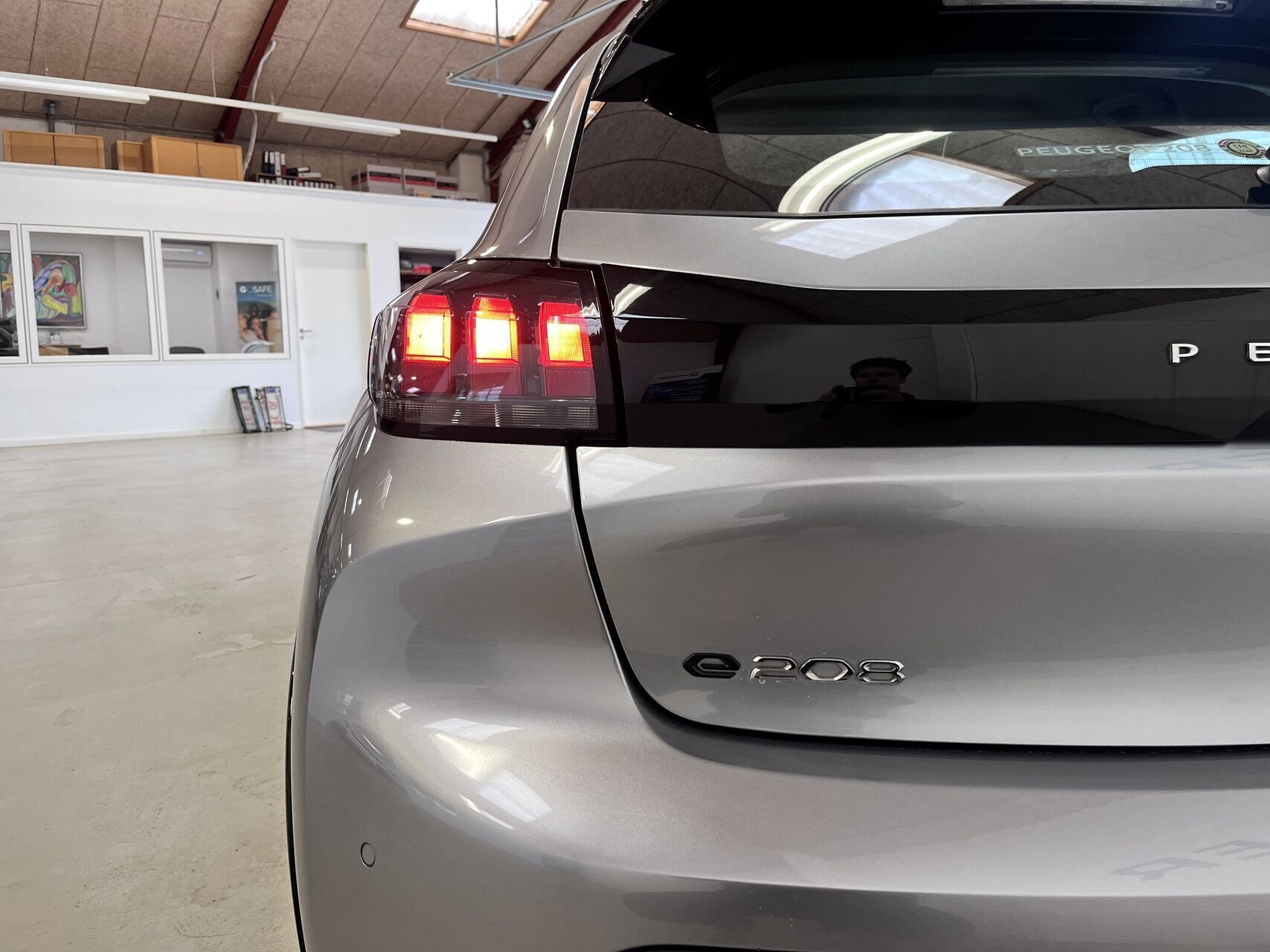 Sølv Peugeot e-208 fra 2021